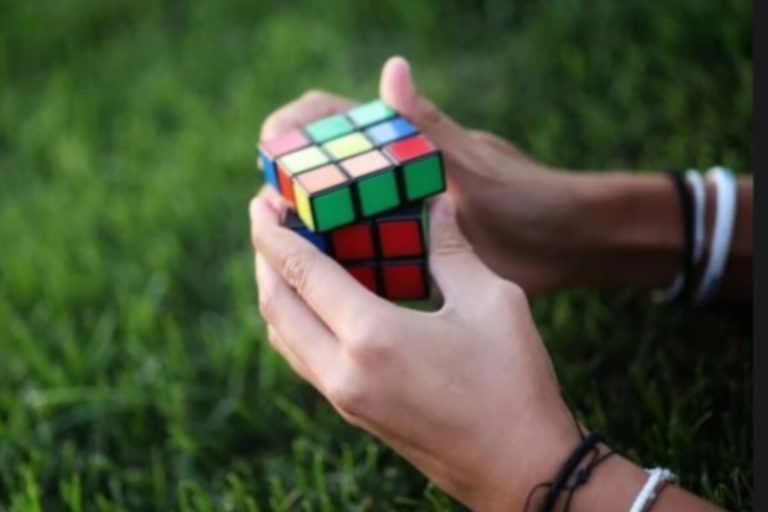 Logika Rusak! Kenapa Banyak Orang Terjebak Argumentasi Palsu?